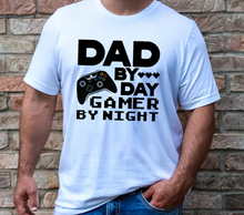 Charger l&#39;image dans la galerie, Dad By Day Gamer By Night
